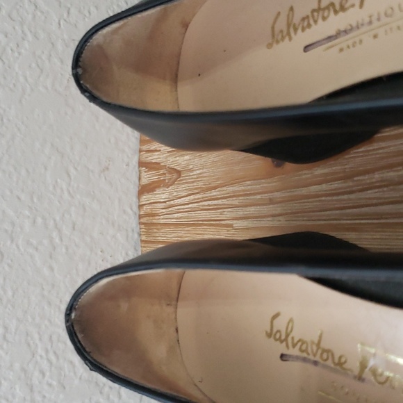 SALVATORE FERRAGAMO Classic Vara Black/Black Patent Bow Pump - Picture 9 of 12